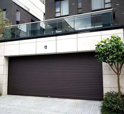 Portes de garage en aluminium à rouleaux sur mesure insonorisées pour les résidences
